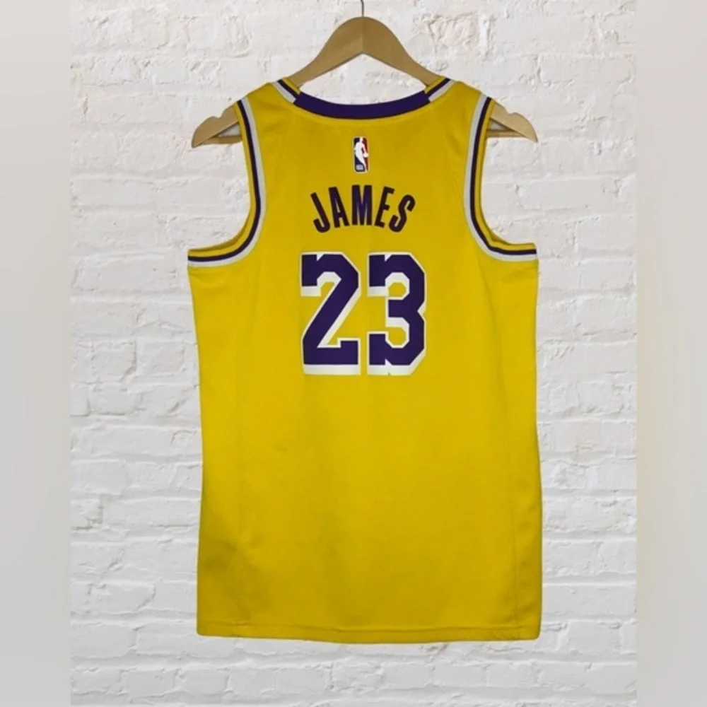 Nike NBA Swingman Authentic Jersey Lebron James LA Lakers Men’s Size 40‎ Gold